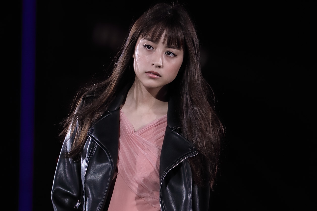 モデルで女優の山本美月が1日、自身のInstagramを更新。キュートなヘアスタイルではしゃぐ姿を披露し、ファンの間で反響を呼んでいる。